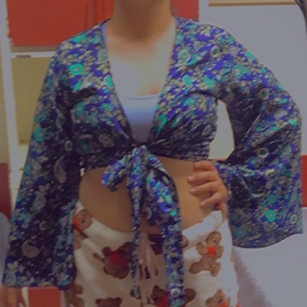 I am selling a crop top Overy with beautiful flowers and colors!!!